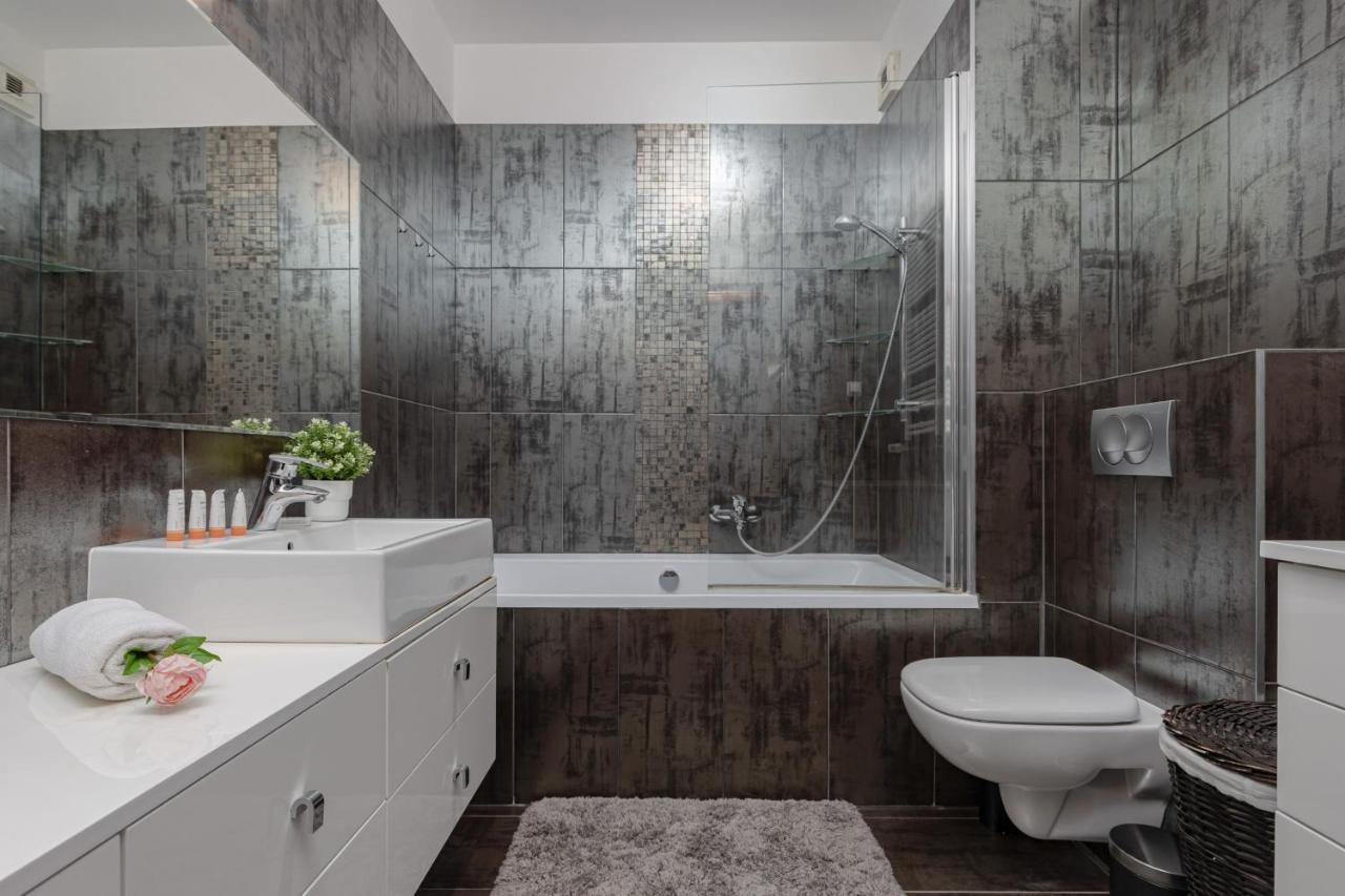 Warsaw Srodmiescie Apartment With Balcony By Noclegi Renters ภายนอก รูปภาพ